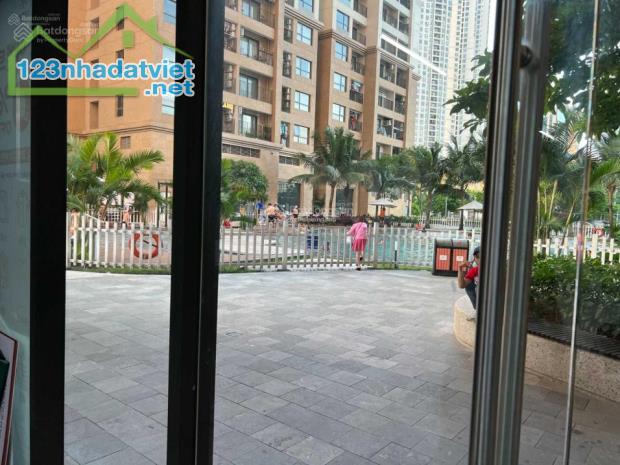 Bán gấp shophouse chân đế tòa nhà D