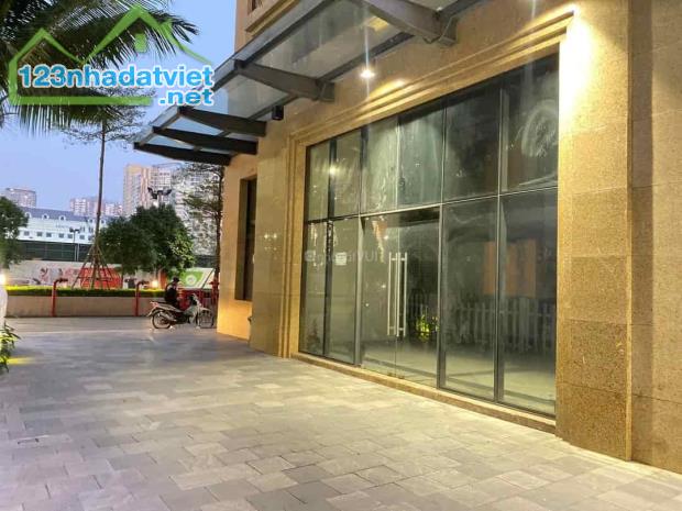 Bán gấp shophouse chân đế tòa nhà D
