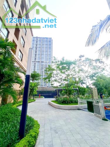 Bán gấp shophouse chân đế tòa nhà D