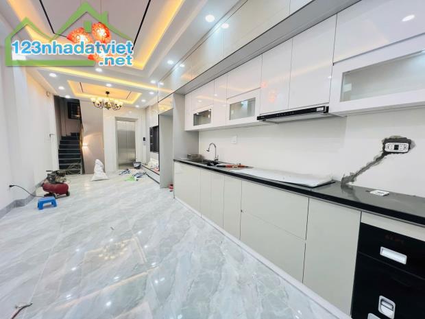 SIÊU PHẨM ĐỨC GIANG 35M2 x 6T GARA ÔTÔ NHÀ MỚI Ở LUÔN THANG MÁY KINH DOANH 8,9TỶ