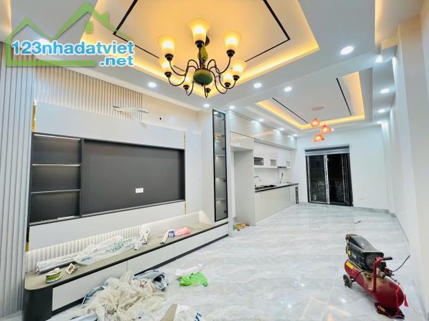 SIÊU PHẨM ĐỨC GIANG 35M2 x 6T GARA ÔTÔ NHÀ MỚI Ở LUÔN THANG MÁY KINH DOANH 8,9TỶ - 1