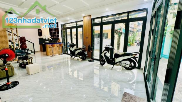 Xuất cảnh bán gấp căn Góc 2 mặt tiền đường CMT8.Q.10. DT(5.3mx10m) 2T giá nhỉnh 12 tỷ Thôn