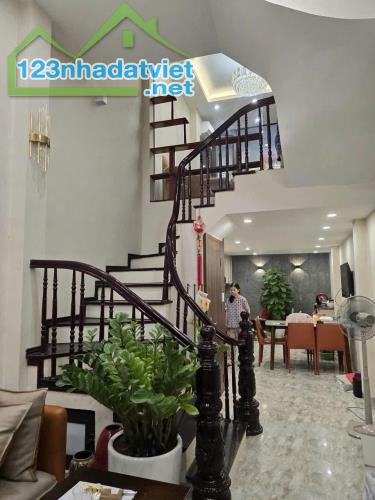 Bán nhà Đường Láng, 53m2, 5 tầng, giá hơn 12 tỷ - Nhà đẹp full nội thất - Ô TÔ QUA NHÀ - 3