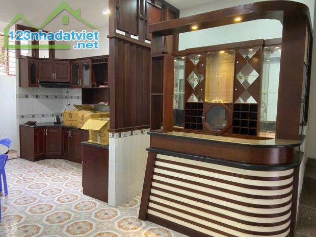 Cho Thuê Toà Nhà DTSD 450m2, 1 Trệt 3 Lầu Đường Hồng Hà P2 Tân Bình