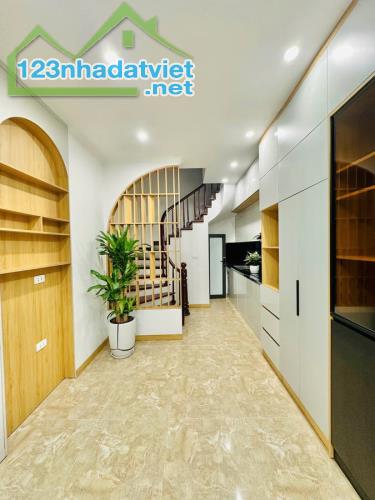 Bán nhà Định Công Hạ, Hoàng Mai, 34m2, 5 tầng, full nội thất, 8.1 tỷ