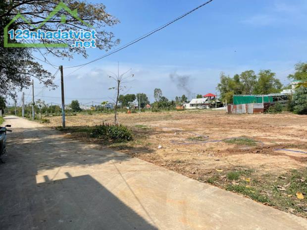 BÁN ĐẤT THỔ ĐƯỜNG 36M SÁT VINGROUP ĐỨC HÒA GIÁ CHỈ 9 TRIỆU/M2 , SỔ HỒNG RIÊNG
