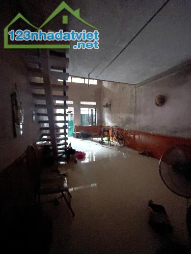 Bán nhà 2,5 tầng cũ phù hợp sửa chữa - 1