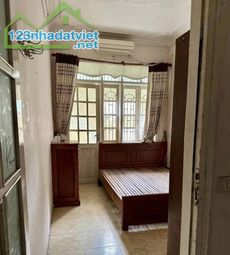 Cho thuê nhà Phố Thanh Nhàn 32m2, 3.5 tầng, 4 ngủ, giá 15 Triệu - ở hộ gia đình, nhóm 5 - 2