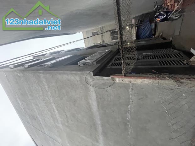 BÁN NHÀ VĂN TIẾN DUNG MỚI KÍNH KONG 30M2 - 5 TẦNG - THANG MÁY