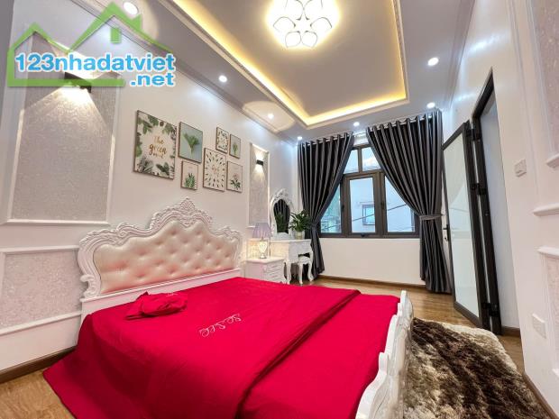 Bán nhà Giang Biên 40m2 5 tỷ ở ngay ô tô đỗ cửa