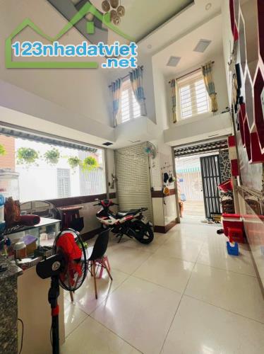 bán căn nhà shr hẻm nhựa 7m thông 1/ ht13 Phường hiệp thành q12 - 4