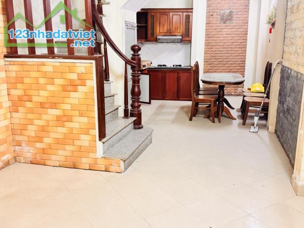 NHÀ _ XUÂN LA – 40M2 – 5 TẦNG – CHỈ NHỈNH 200TR/M