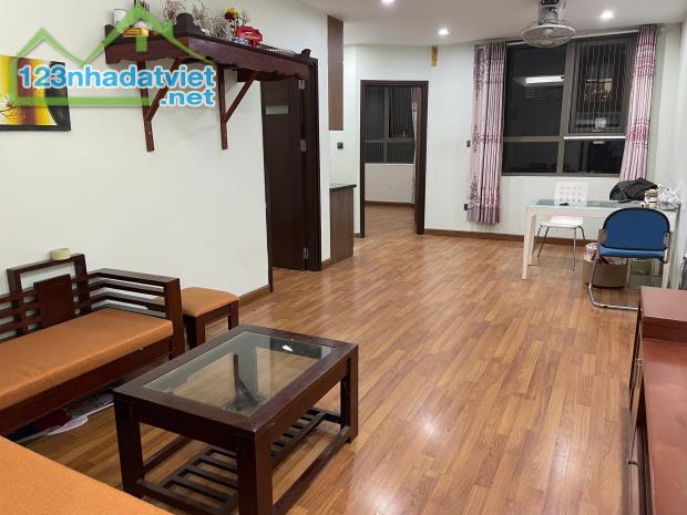 Cho thuê giá rẻ căn hộ 2PN 70m2 Home City Trung Kính có slot ô tô, đủ nội thất ở luôn