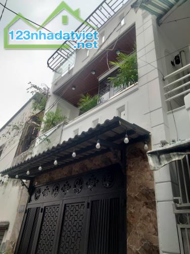 NHÀ ĐẸP - GẦN CÔNG VIÊN LÀNG HOA & CHỢ ĐÊM HẠNH THÔNG TÂY QUANG TRUNG - HXH - DT 44M² -