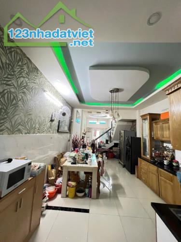 NHÀ BÁN KHU PHÂNLÔ - GẦN CV LÀNG HOA & ST EMART 2 - HXH - DT 65M² - 4 TẦNG LẦU CHỈ NHỈNH 6 - 1