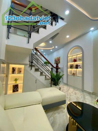 Bán gấp nhà thiết kế đẹp tại Bùi Quang Là, Gò Vấp, 28m2 bàn giao nội thất