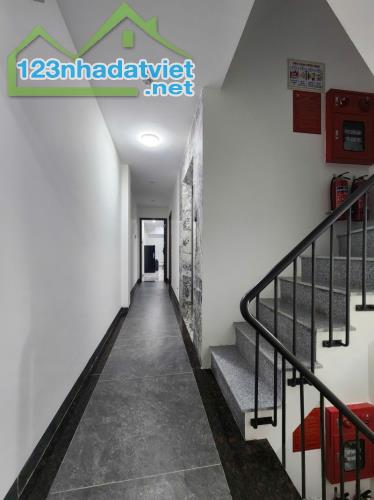 Bán tòa CCMN cách phố Vũ Tông Phan 20m, 90m2x8T thang máy ô tô 18P dòng tiền 130tr/th