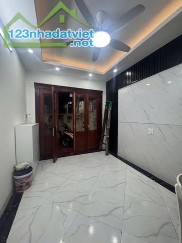 Nhà Quận Tây Hồ, diện tích 32m2, xây 5 tầng, trước nhà rộng hơn 3m, sổ đỏ pháp lý đầy đủ.