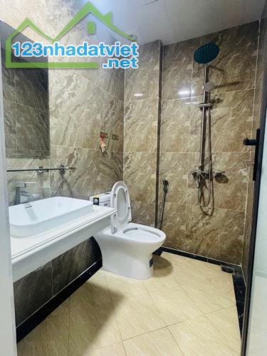 Nhà Quận Tây Hồ, diện tích 32m2, xây 5 tầng, trước nhà rộng hơn 3m, sổ đỏ pháp lý đầy đủ. - 1