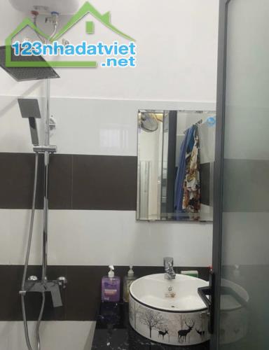 Nhà 3 tầng đường Hoàng Diệu. DT:78m . Ngang 5m nở hậu . Giá : 4tỷ650 thương lượng