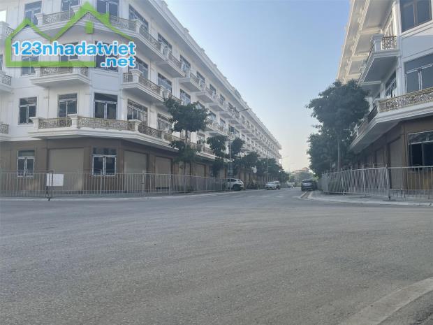 NHÀ 4 TẦNG, GIÁ 3 TỶ 250  (BAO SỔ)..HẠN TẦNG HOÀN THIỆN HOÀN TOÀN.  TP.THANH HÓA. LH: - 1
