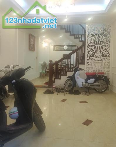 Bán nhà Bùi Xương Trạch, Thanh Xuân, 33m2, 5T, lô góc, ô tô tránh , 5.95 tỷ.