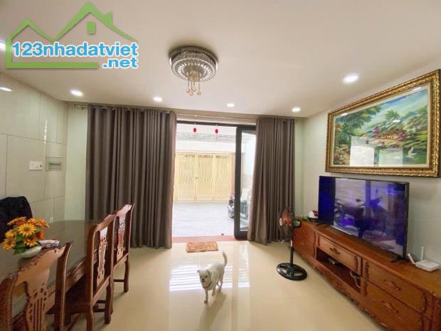 Nhà 3 Tầng  Gần Đại Học Ngân Hàng, Giá Hời Chỉ 4.5x19m, Sổ Hồng Riêng - 1