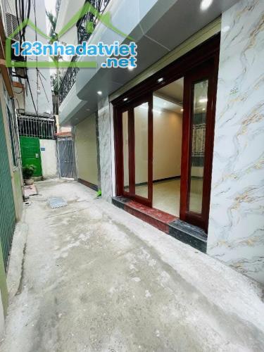 Bán nhà cự khối, 30m2, 5 tầng, Mt 3.5, gần ô tô, nhà mới ở sướng, nhỉnh 4.7 tỷ. +) nhà thu - 3