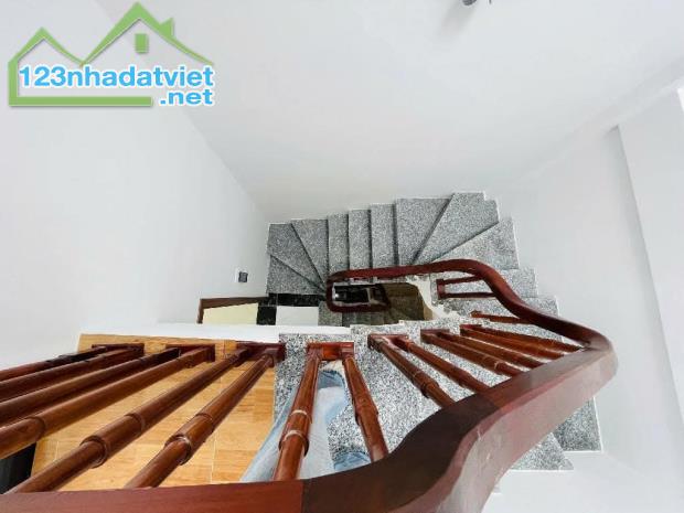 Bán nhà cự khối, 30m2, 5 tầng, Mt 3.5, gần ô tô, nhà mới ở sướng, nhỉnh 4.7 tỷ. +) nhà thu - 1