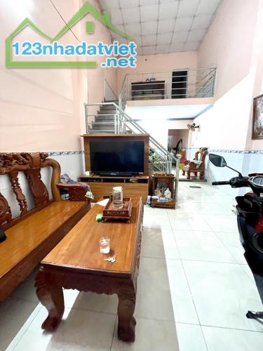 Bán nhà đường Nguyễn Ảnh Thủ, Hóc Môn, 68m2, 2 tầng, giá chỉ 3.3 tỷ còn thương lượng.