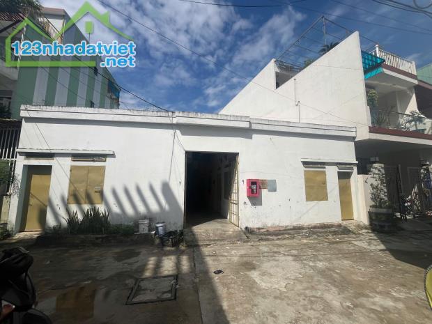 Bán 2 dãy trọ song lập bên cạnh Đại Học Bách Khoa đường 5m 0to đậu. Lh:0935007277.