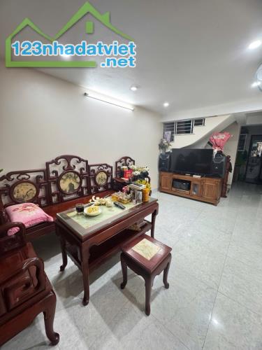 Bán nhà Ngô Gia Tự, Long Biên, ngõ nông thông thoáng, 40m2 giá 6 tỷ hơn