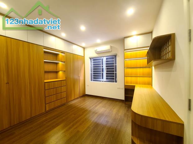 Phân lô Hoàng Quốc Việt, gần phố, Gara, ở sướng,66m 4 tầng 6m mặt, Giá 19.5 tỷ. 0796193699 - 4