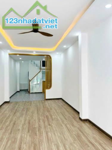 Nhà mới mặt tiền Đặng Thúc Liêng P4Q8