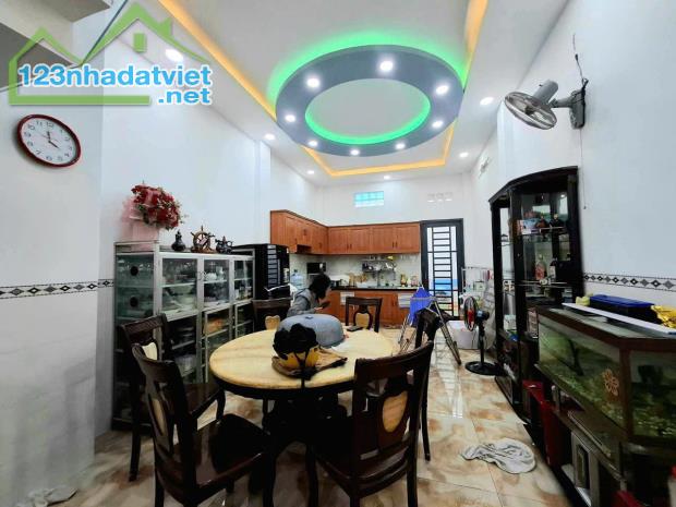 Bán nhà Bình Trị Đông, Bình Tân,4 lầu. 80m2 
5PN , HXH tuyệt đẹp chỉ 6,6 tỷ - 3