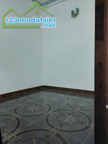 NHÀ BÁN - NGAY KHU TRUNG TÂM QUẬN GV - GIÁP GV 175 & CHỈ 5 PHÚT RA SÂN BAY TSN - DT 56M² - 2