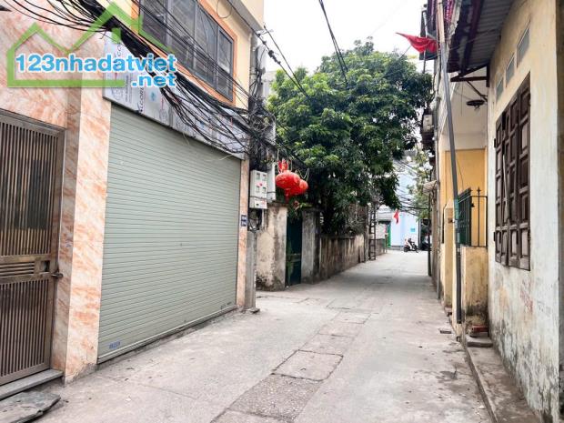Bán nhà: Tựu Liệt, 40m2 , 3 Tầng, vị trí đẹp, ngõ nông, cách BX Nước Ngầm 1km. Nhỉnh 4 tỷ - 3