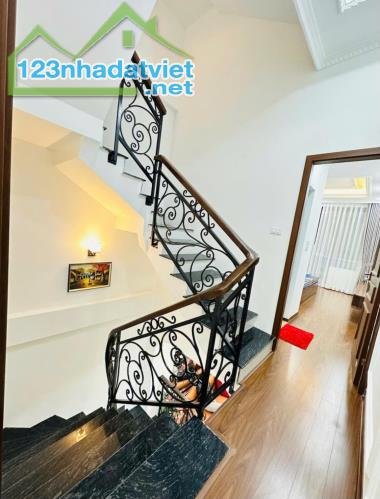 Bán nhà Thịnh Quang, Đống Đa, 40m2x4t, gần phố, gần ô tô, phân lô thoáng sáng.