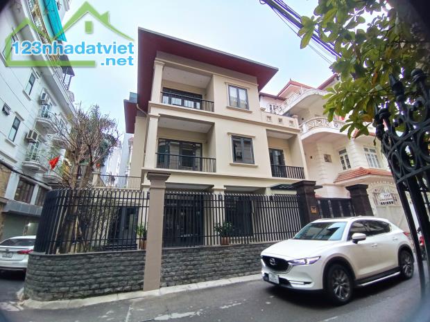 CHO THUÊ Nhà Trần Quốc Hoàn, DT: 200m2, XD180m2, 3 tầng, 6PN,MT 10m, LÔ GÓC, Ô TÔ - 2