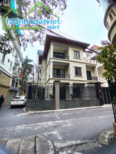 CHO THUÊ Nhà Trần Quốc Hoàn, DT: 200m2, XD180m2, 3 tầng, 6PN,MT 10m, LÔ GÓC, Ô TÔ - 1