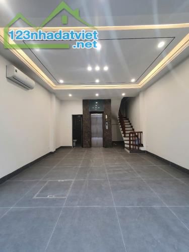 Bán nhà ngõ 34 Dịch Vọng Hậu, Cầu Giấy, 40m2, thang máy, ô tô 20m, ngõ thông, 9 tỷ