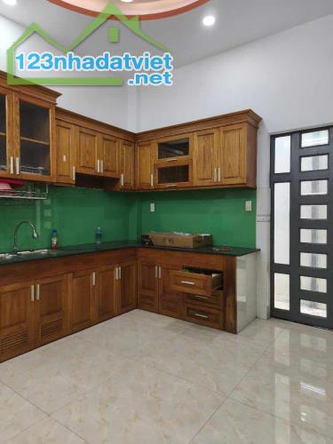 BÁN NHÀ  MẶT TIỀN NHỰA ĐÔNG THẠNH GẦN 70M2 - HÓC MÔN GIÁP QUẬN 12.  💥ngang 5m, 3 lầu, xe - 2