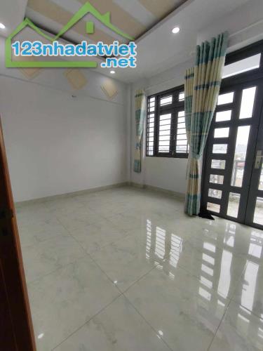 BÁN NHÀ  MẶT TIỀN NHỰA ĐÔNG THẠNH GẦN 70M2 - HÓC MÔN GIÁP QUẬN 12.  💥ngang 5m, 3 lầu, xe - 4