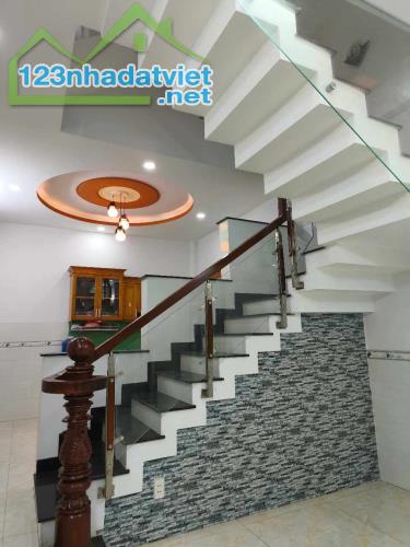 BÁN NHÀ  MẶT TIỀN NHỰA ĐÔNG THẠNH GẦN 70M2 - HÓC MÔN GIÁP QUẬN 12.  💥ngang 5m, 3 lầu, xe - 5