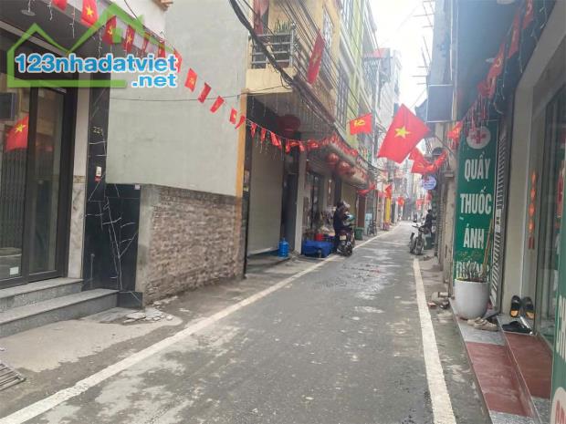 B..ấ..n nhà gần mặt phố  Vũ Hữu diện tích 30m2 mặt tiền 4,6m đường trước nhà 2,5m  giá bán