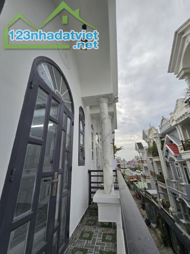 Bán nhà HXH, 60m2, Nguyễn Ảnh Thủ, Quận 12, 4 tầng, 5PN, giá 4.9 tỷ còn TL.