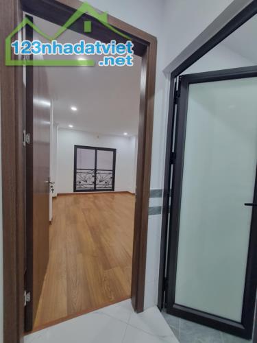 Bán Nhà: Tựu Liệt, 40m2, 5 tầng, gần bãi xe, oto cổng, ô chờ thang máy. hơn 5 tỷ - 2