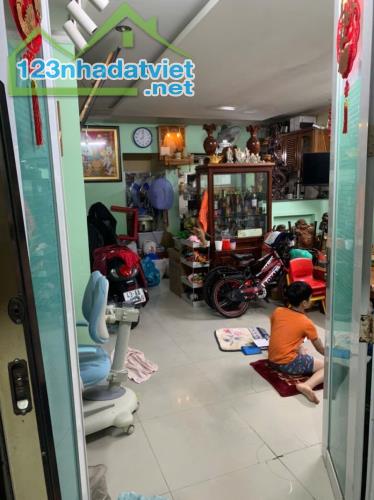 ♣ Nhà Kiệt Hoàng Diệu gần Nguyễn Văn Linh, 32m2, 2 tầng cứng sạch, sân rộng, kiệt rộng,