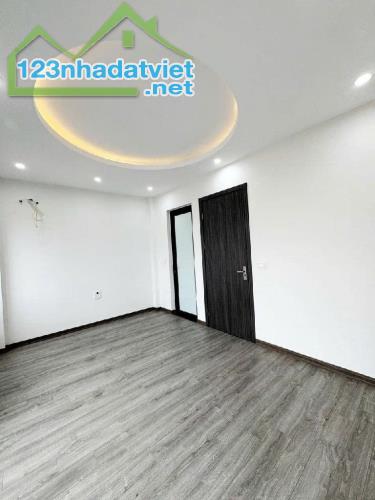 Bán nhà Cự khối 30m 5tầng mặt tiền 4,3m giá 4,35tỷ - 4