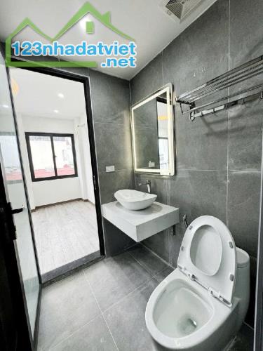 Bán nhà Cự khối 30m 5tầng mặt tiền 4,3m giá 4,35tỷ